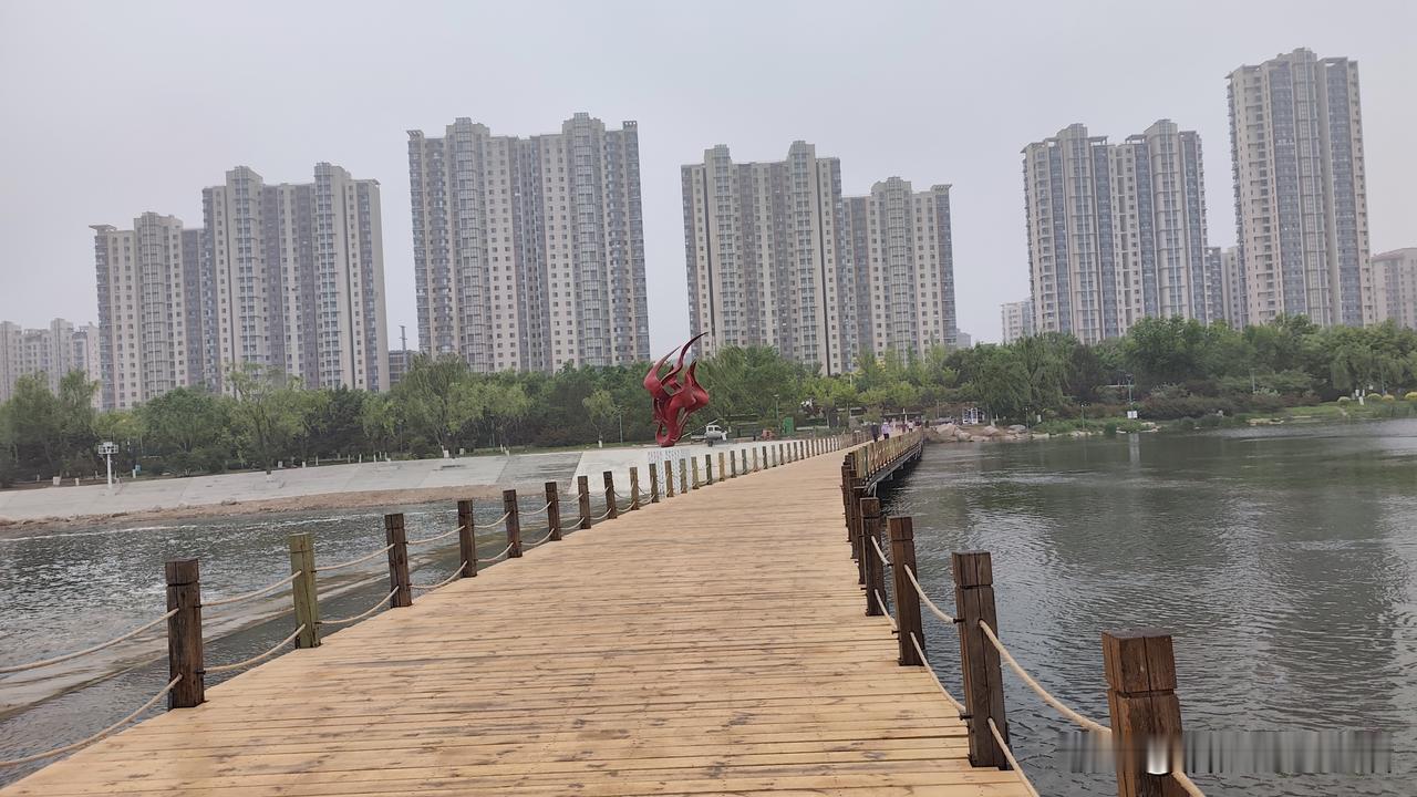 今日难得清闲休息一天滴滴打车来到滦水湾公园转转骑共享电动车还是感觉远一些