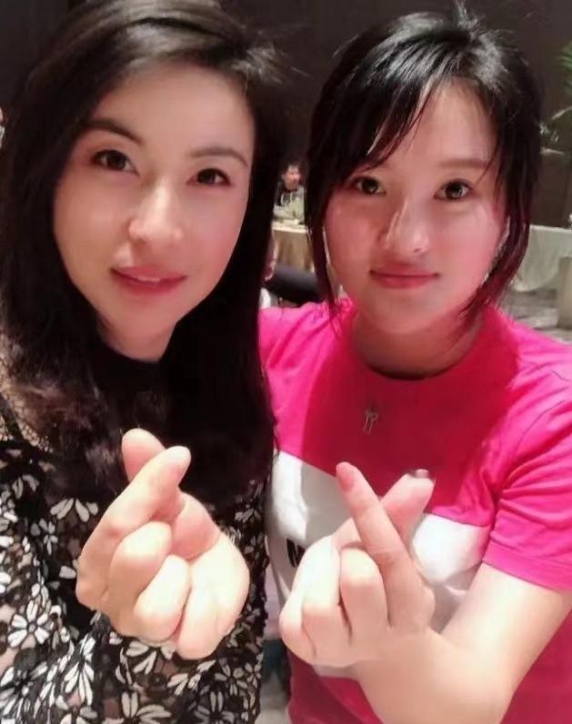 跳水皇后陈若琳，三岁的时候被父母双双抛弃，舅舅把她抚养大，她拿了22个世界冠军，