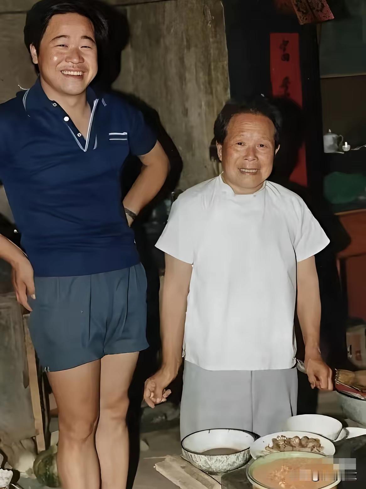 这是莫言和他母亲的合影，莫言是带有乡土气息的小说巨匠，他的母亲，也是普通的家庭