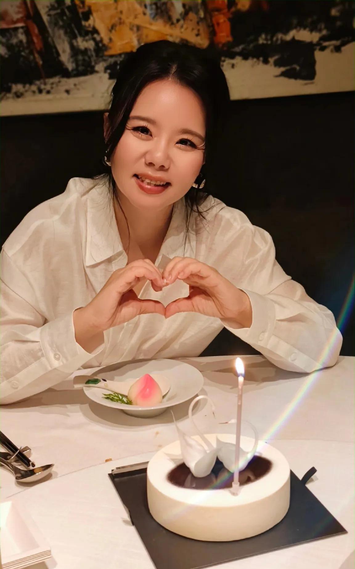 龚琳娜真是太坦诚了！原来她和老锣离婚，不是因为她先反悔，而是因为老锣从身体到行