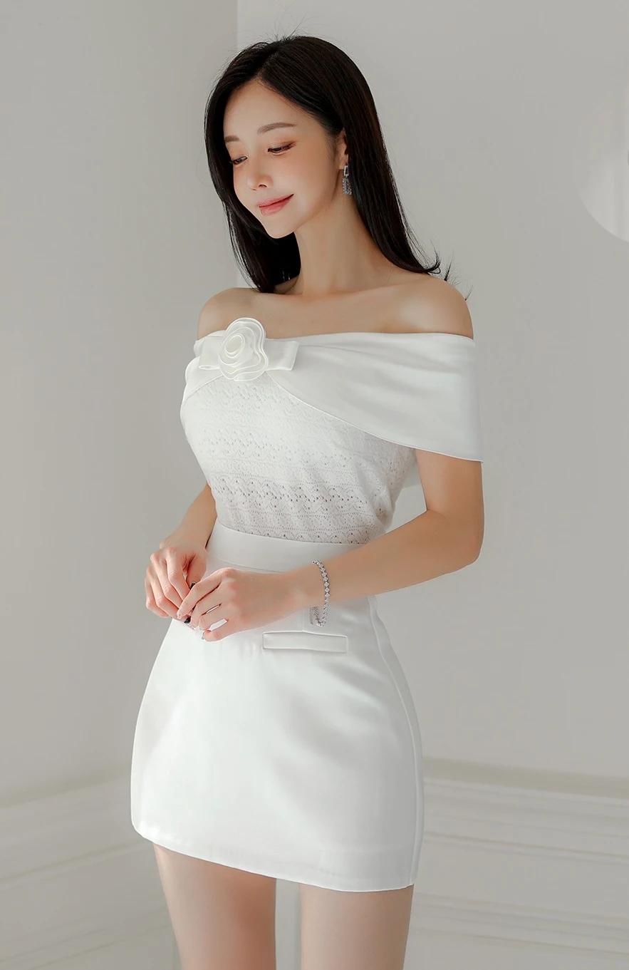 孙允珠身着白裙的造型，堪称优雅的典范！一袭洁白的挂脖短裙，再配上高跟凉鞋，刹那