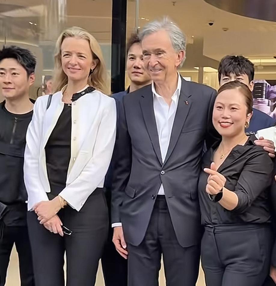 LV老板阿尔诺闪现三里屯！5月10日，法国奢侈品公司路易威登总裁阿尔诺闪现北