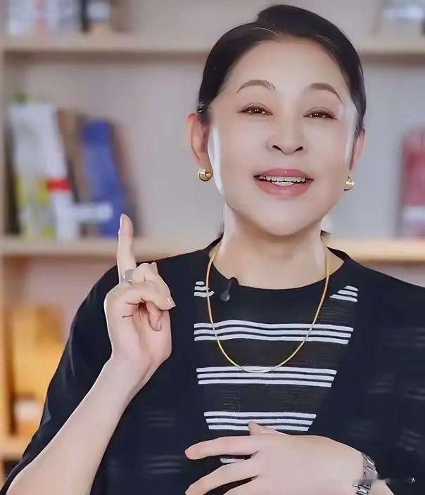 2005年倪萍嫁给导演杨亚洲，当了多年尴尬后妈，从没逼过继子喊妈，直到一次夫妻争吵，继子当众护着她，