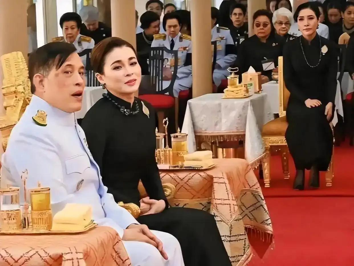 这算不算虎视眈眈？近日王室活动里，诗妮娜公开亮相了，她虽然不能像苏提达一样和泰