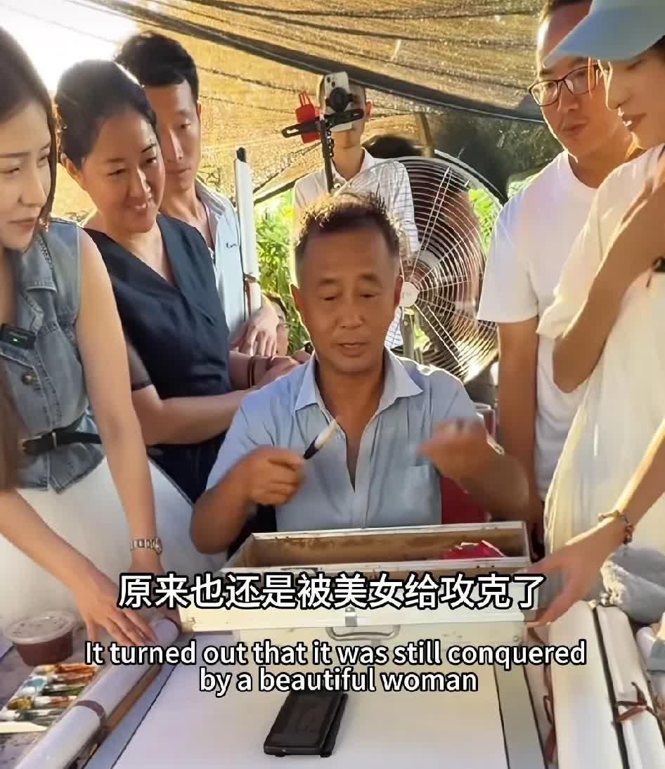 左边一个美女右边一个美女，沈巍打趣道:害得我画画都画不下去了这个美女撒娇太有