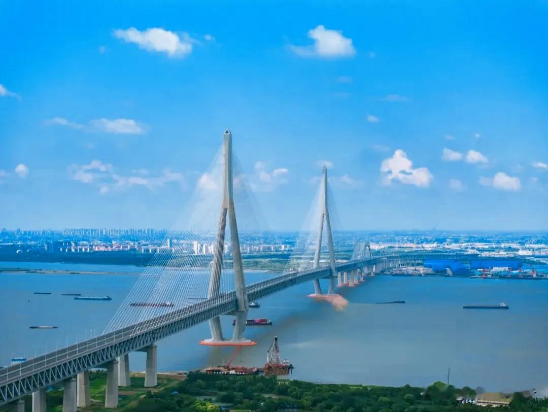 常泰长江大桥国庆期间日均车流量超过9万辆，足以证明这座大桥的价值。即便是非节假日