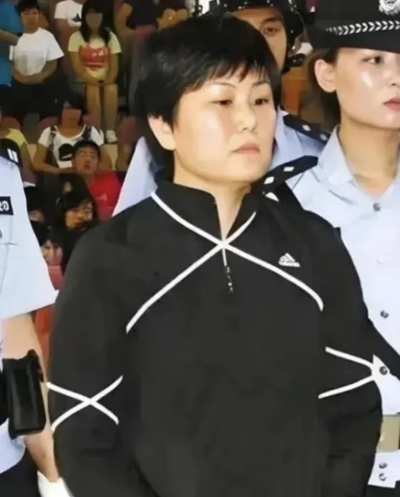 谁能想到这个面无表情被押赴刑场的中年女人，是当年盘踞深圳的跨省女毒枭屈孝湘！20
