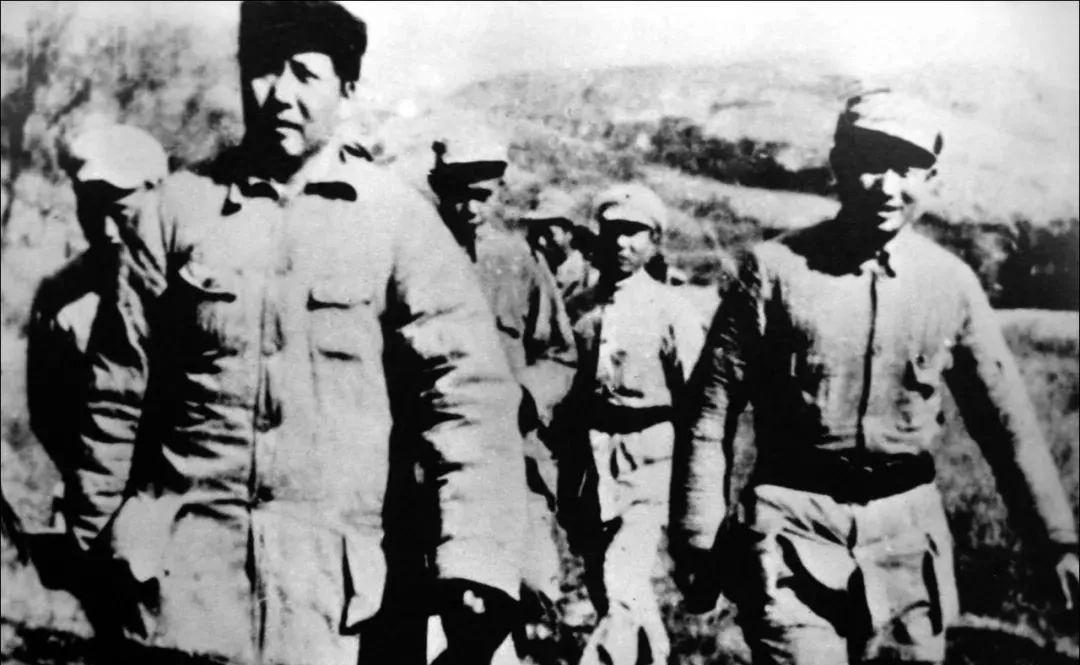 1943年，毛主席去南泥湾视察，王震请他吃了一桌大餐。临走时，毛主席看到桌子上剩