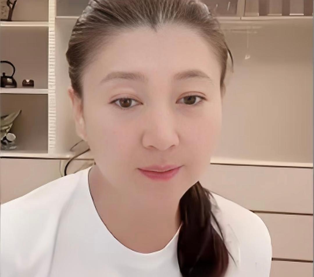 终于明白闫学晶为何会被骂了！不是因为她退休金5000，而是她忘了自己名下还有北