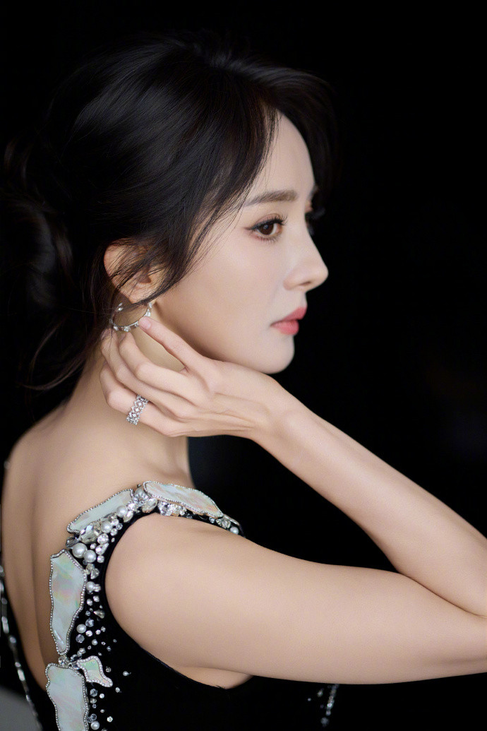 1.杨幂是提前几天就知道了不会得奖，所以担当了宣传大使。2.杨紫之后会靠着影后拿