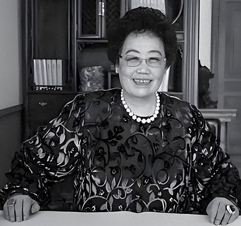 陈丽华告别仪式上，看到迟重瑞消瘦惹人疼，继子也在一旁。 老有人质疑迟重瑞和陈