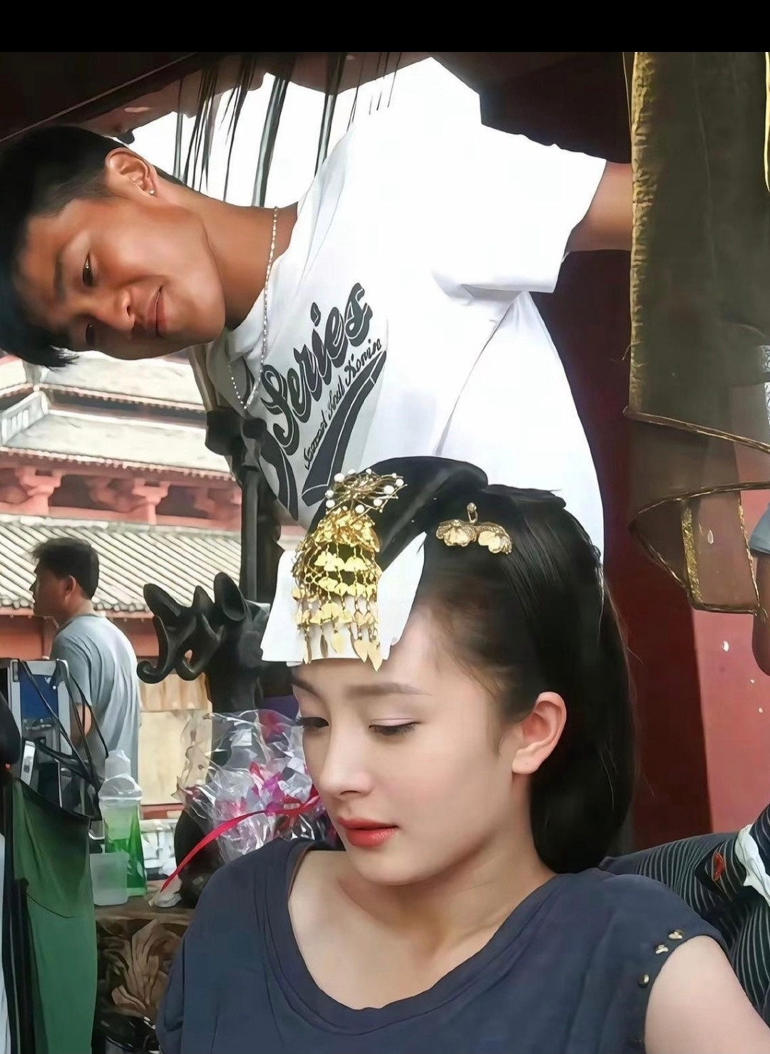 23岁拍戏的杨幂，和蒋依依合影旧照