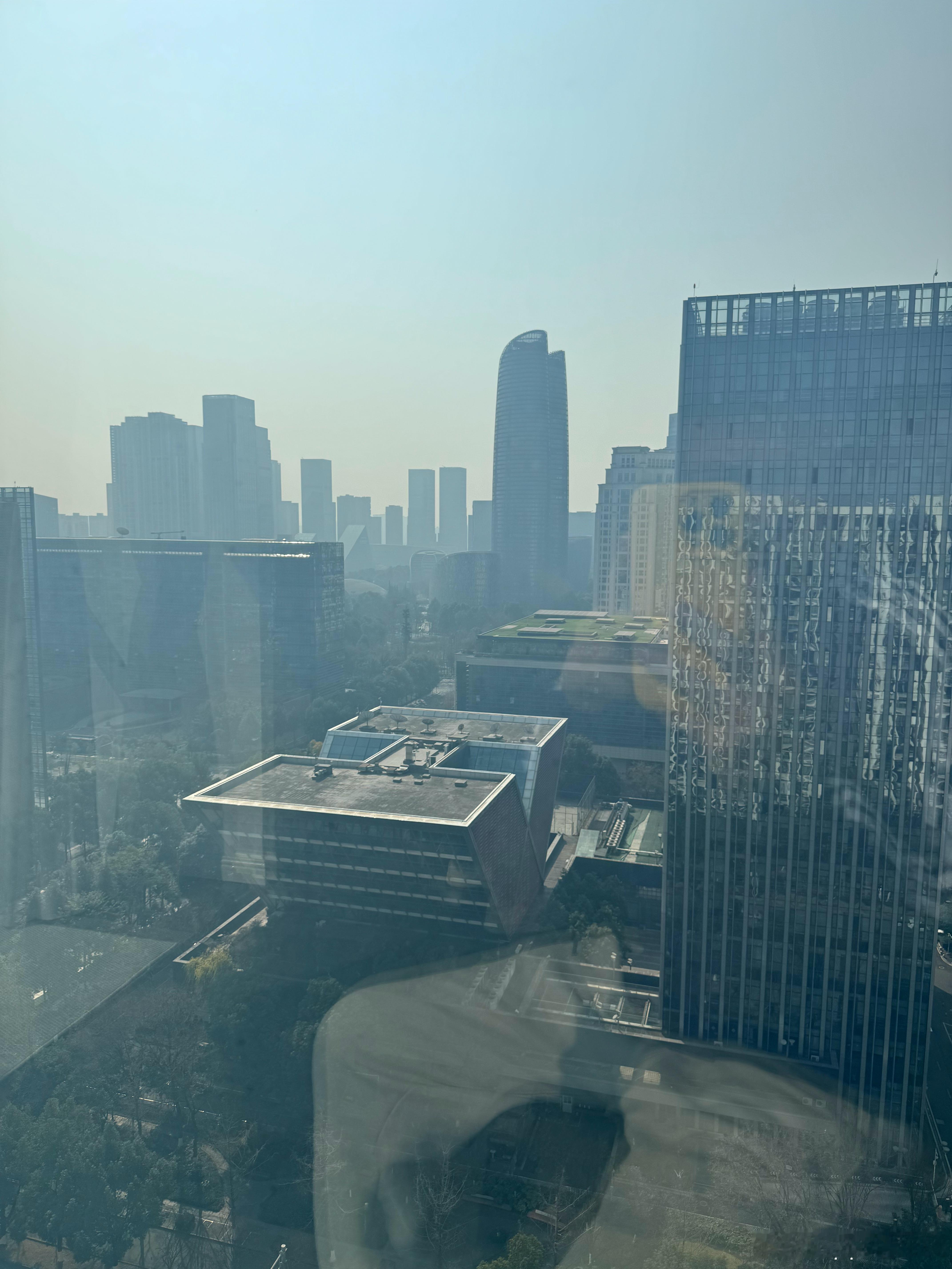 很多人本地人不理解为什么那么多人跑到成都来要来拍这个双子塔，我只能说，真的好看啊