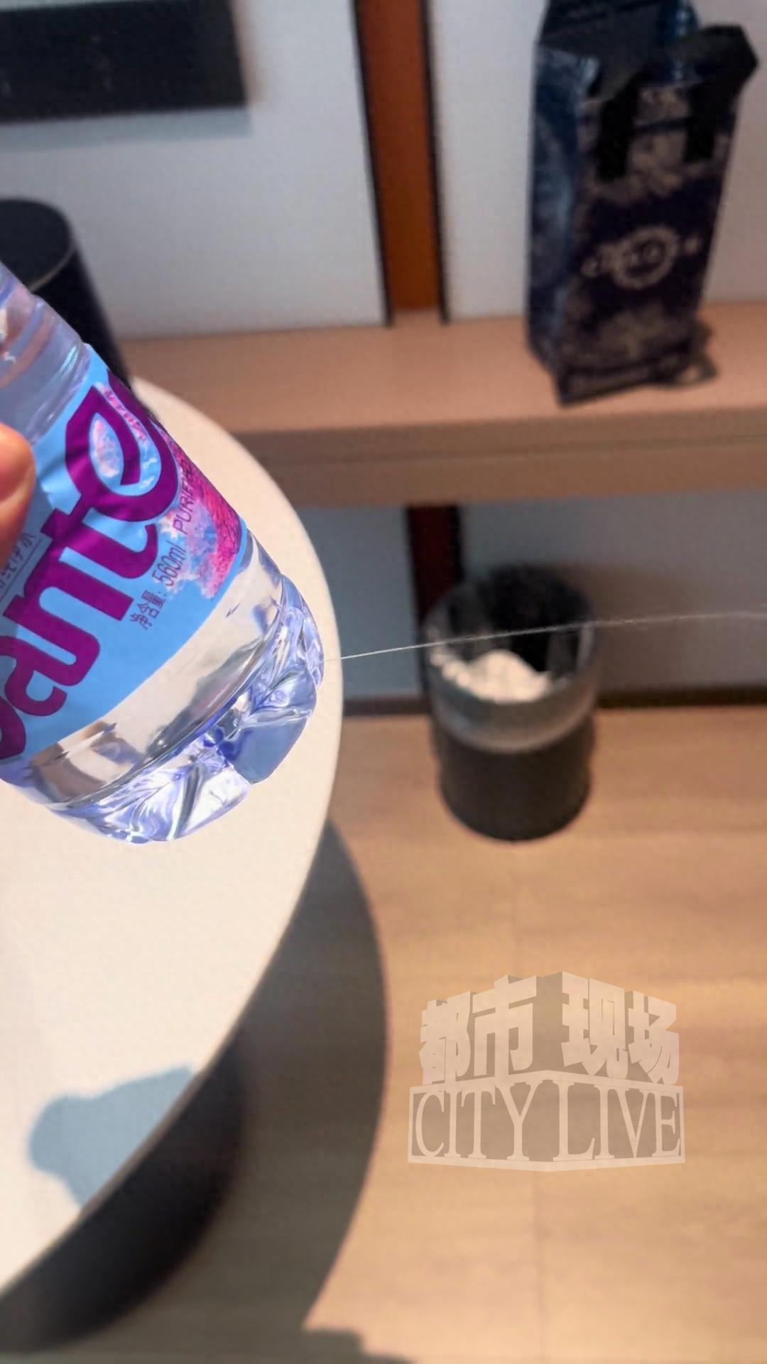 太离奇了！四川巴中，女子出差住酒店，随手拧开房间的矿泉水喝了一口，可让她没想到的