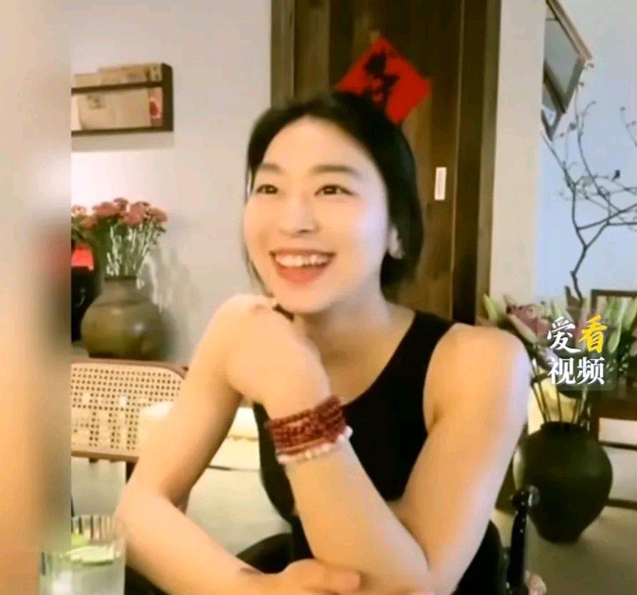 研二女生黄同学的故事太励志了！两年前她因车祸高位截瘫，可这根本没打倒她。意外发生