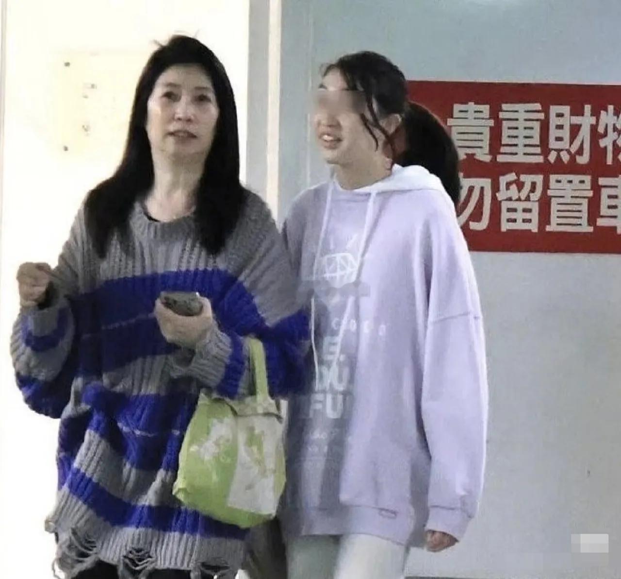 夏克立和黄嘉签的女儿夏天，最近露面长成了这个样子。 印象中对夏天还停留在《爸爸去