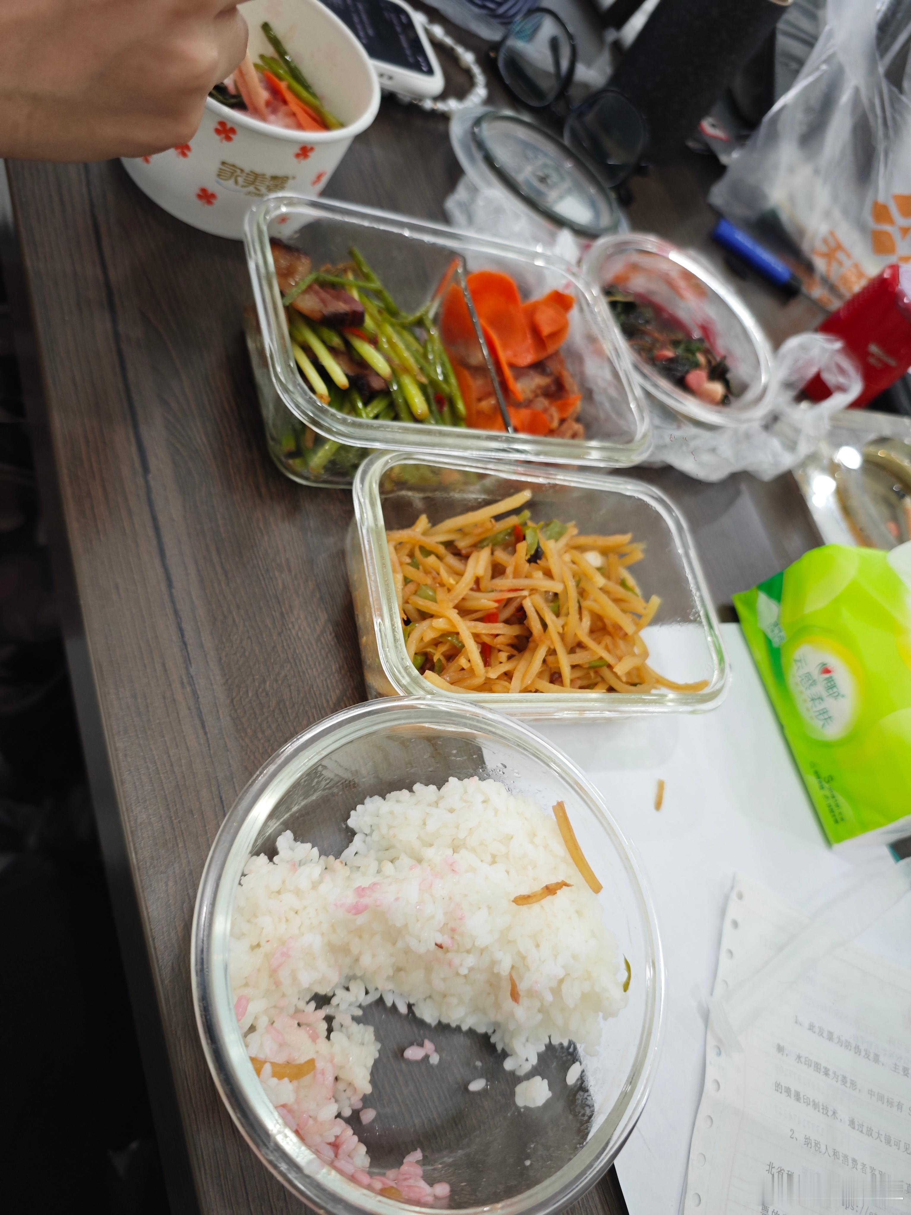 早上吃的晚吃了一大碗饺子中午老婆给送饭到公司来公司附近的外卖吃几年都吃吐了