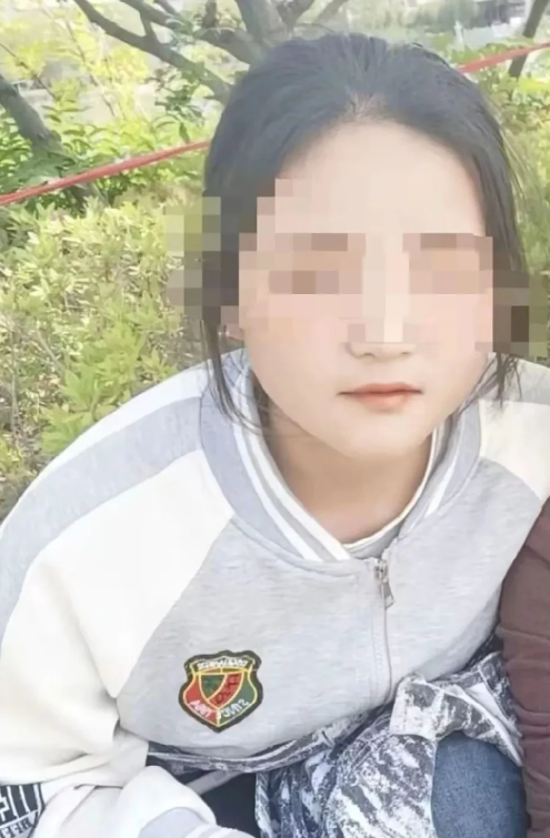 必须严惩！19岁女孩遭侵犯时逃跑落水，嫌犯拿竹竿敲打女孩不让其上岸，最终导致女孩