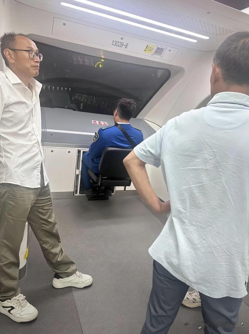 成都13号线应该是无人驾驶的线路。放个人在那里纯粹免得乘客抢座位拍照吵架[捂脸哭]