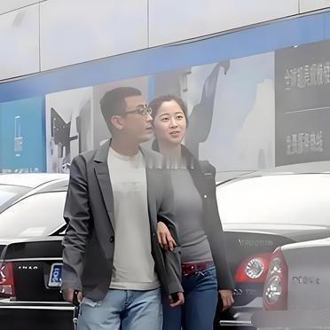 2009年北京街头，窦文涛跟个女的牵着手晃悠。那女的叫王倩倩，是2007年凤凰华