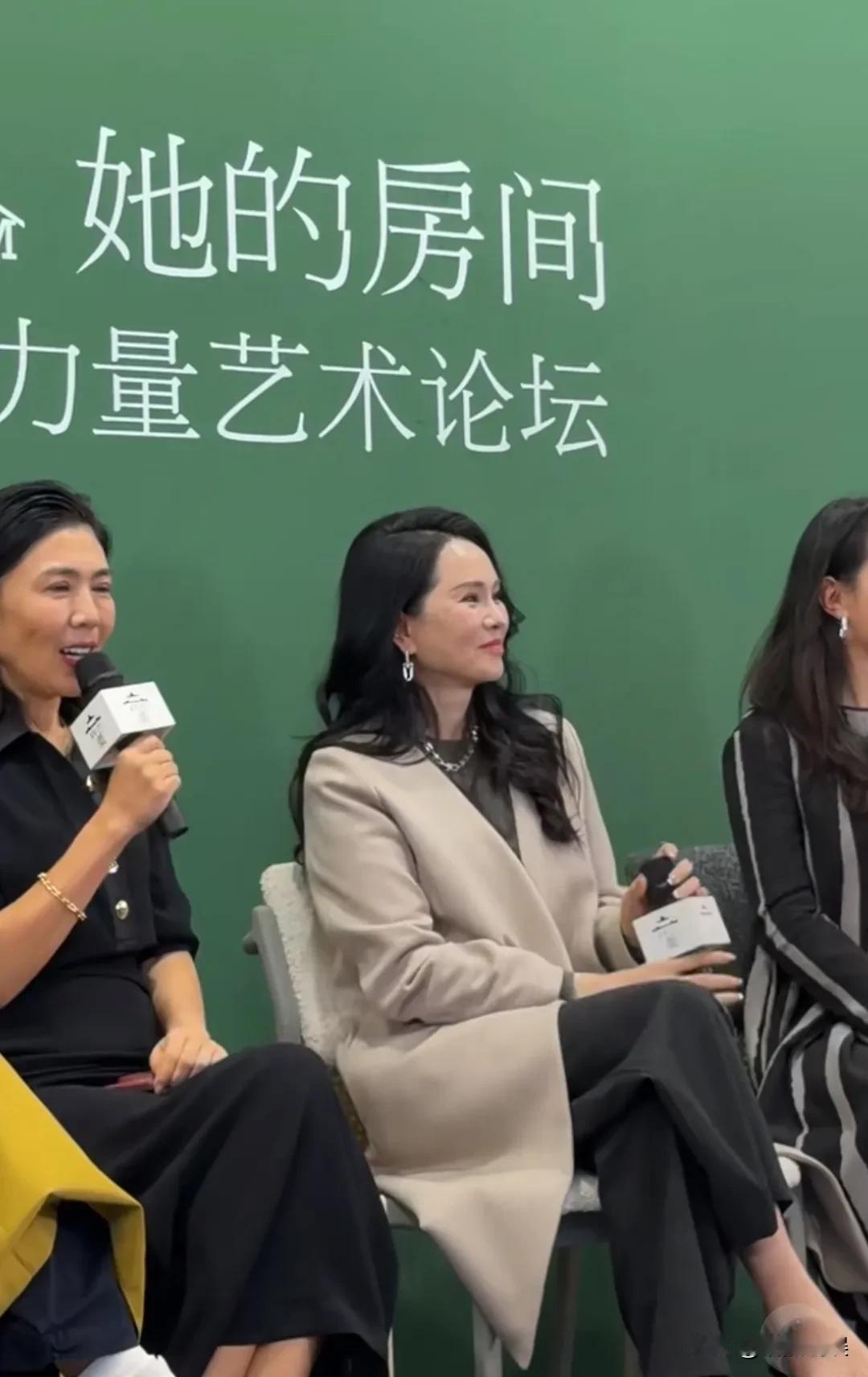 怪不得网友说“金钱就是力量”，有时感觉这话还真是没错。伊能静现身上海参加活动，