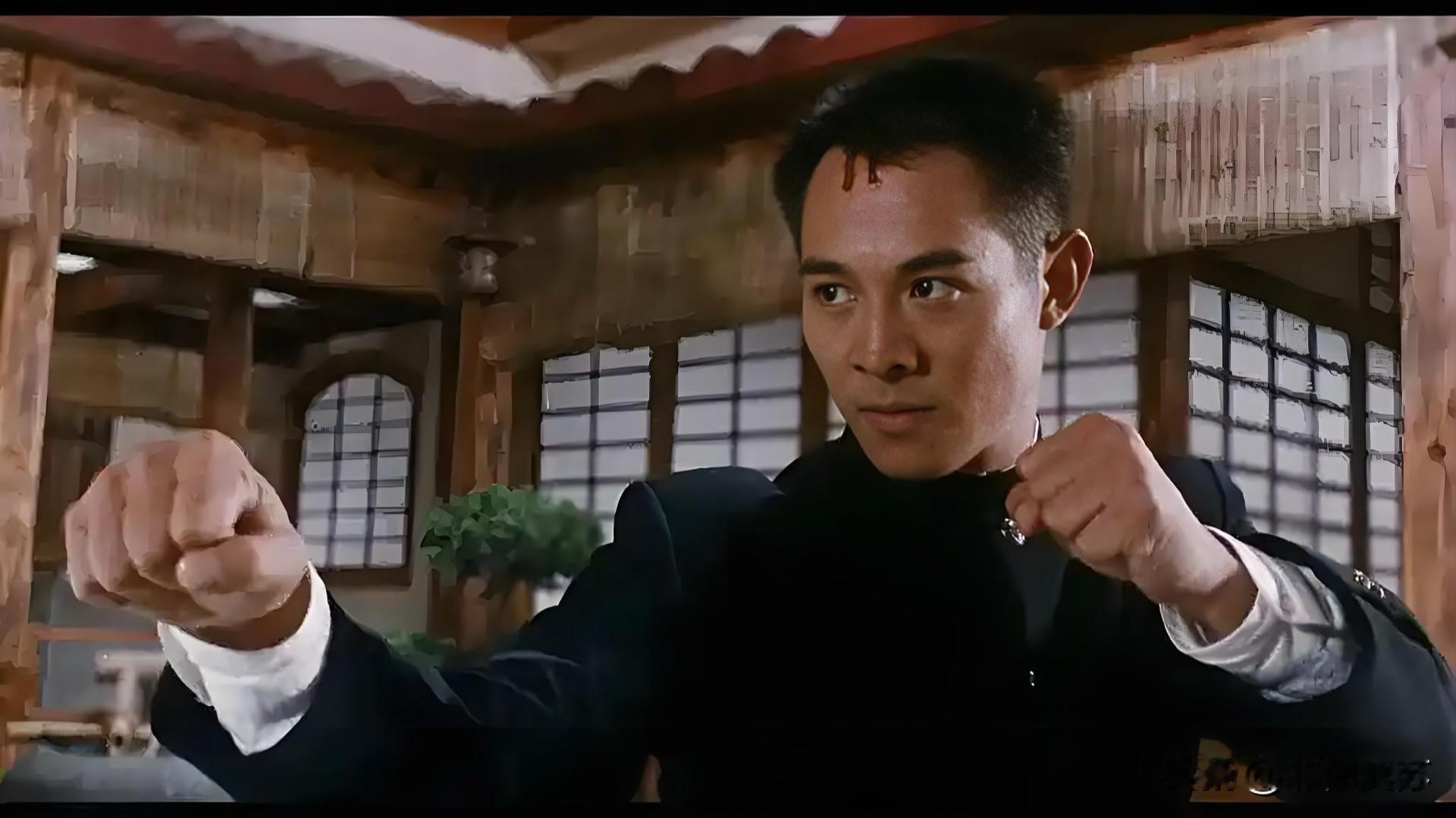 1994年，李连杰与拳王周比利拍完打戏后，周比利坐在角落里脚下流了一滩血。导演陈嘉上急忙问：“是不是