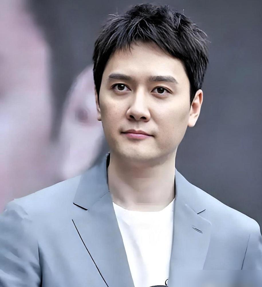 10亿家产，800万法拉利，抵不过她剥玉米的手。冯绍峰的父亲冯月平，纺织业巨头。