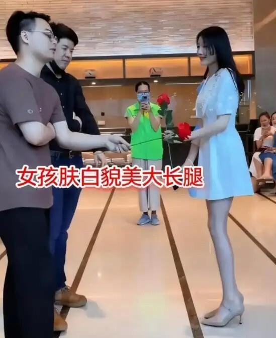 相亲会场这段视频当场引爆全场，引来所有人驻足围观。25岁女孩一身浅蓝短裙，皮肤白