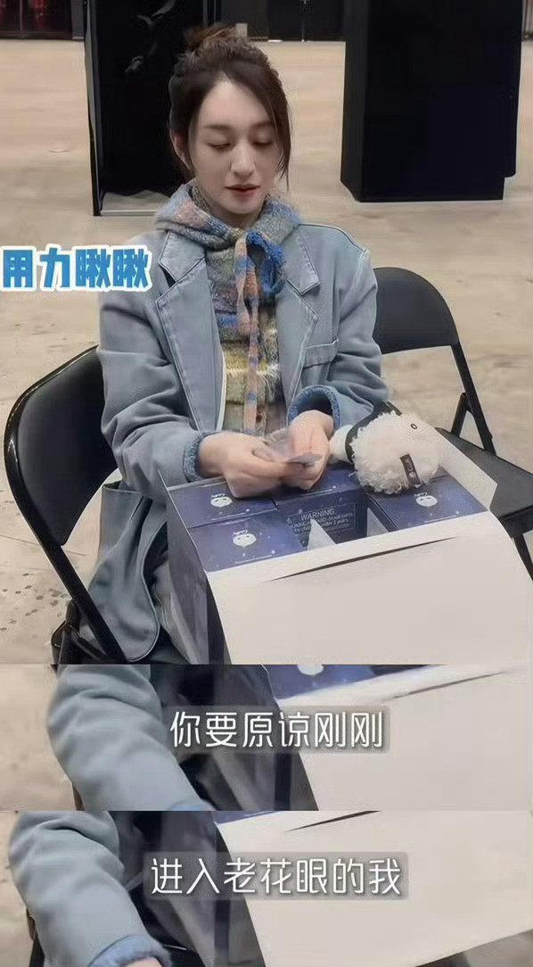 李小冉在记了两个胳膊都记了好记性不如烂笔头具象化了啊哈哈哈李小冉两个胳膊写满了