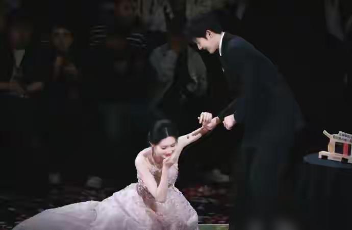 这下好了，全网都知道孟子义在海口星光大赏上摔倒两次啦！本来是穿着华丽礼裙美美亮相