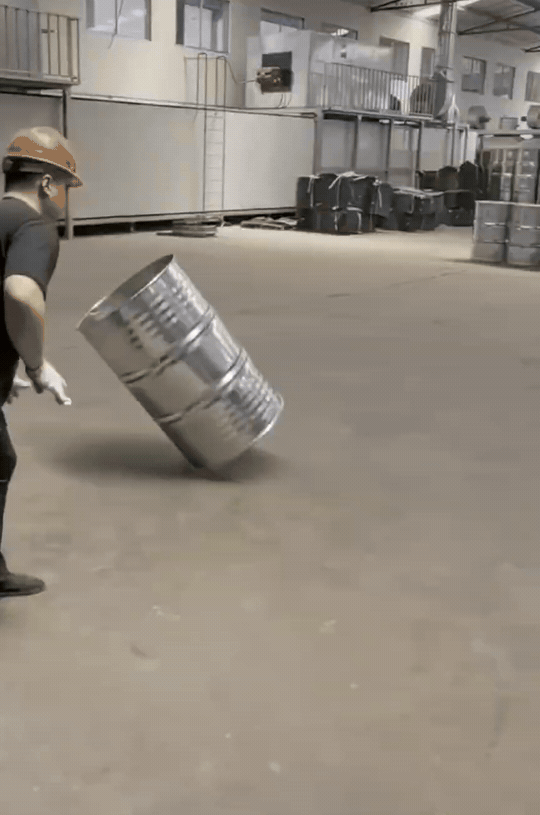 “上人民日报了！”山东滨州，宋师傅是制桶厂的搬运工，1米多高的不锈钢桶他只要一转