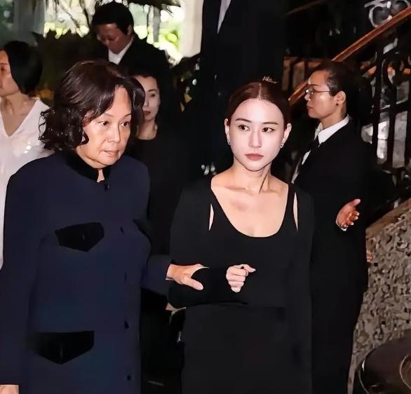 通透的人都猜得出来了，窦骁之所以没出席何超蕸的追悼会，不是他没空，也不是他不想去