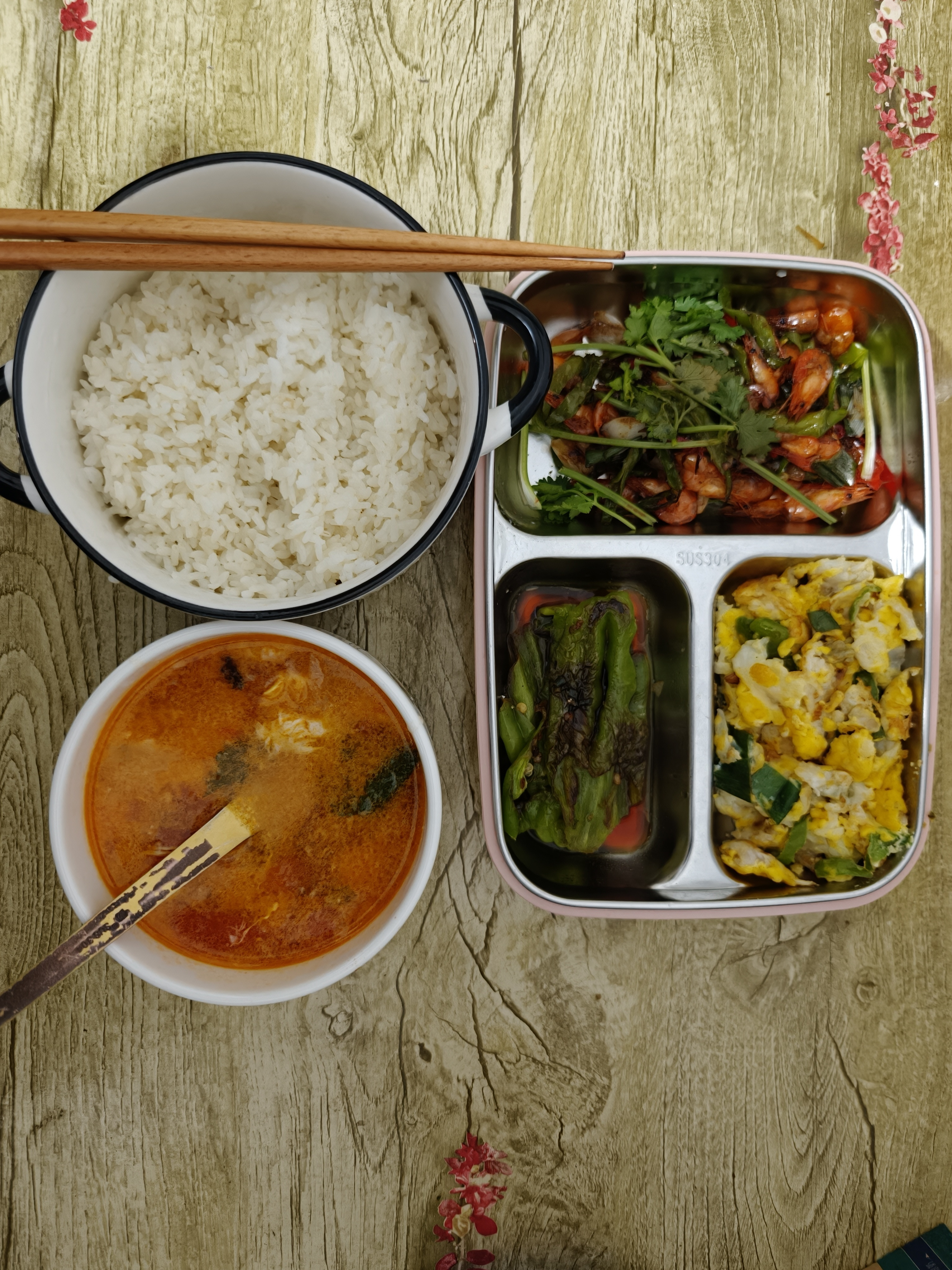 大家好，我下班了然后吃上了女朋友送的饭