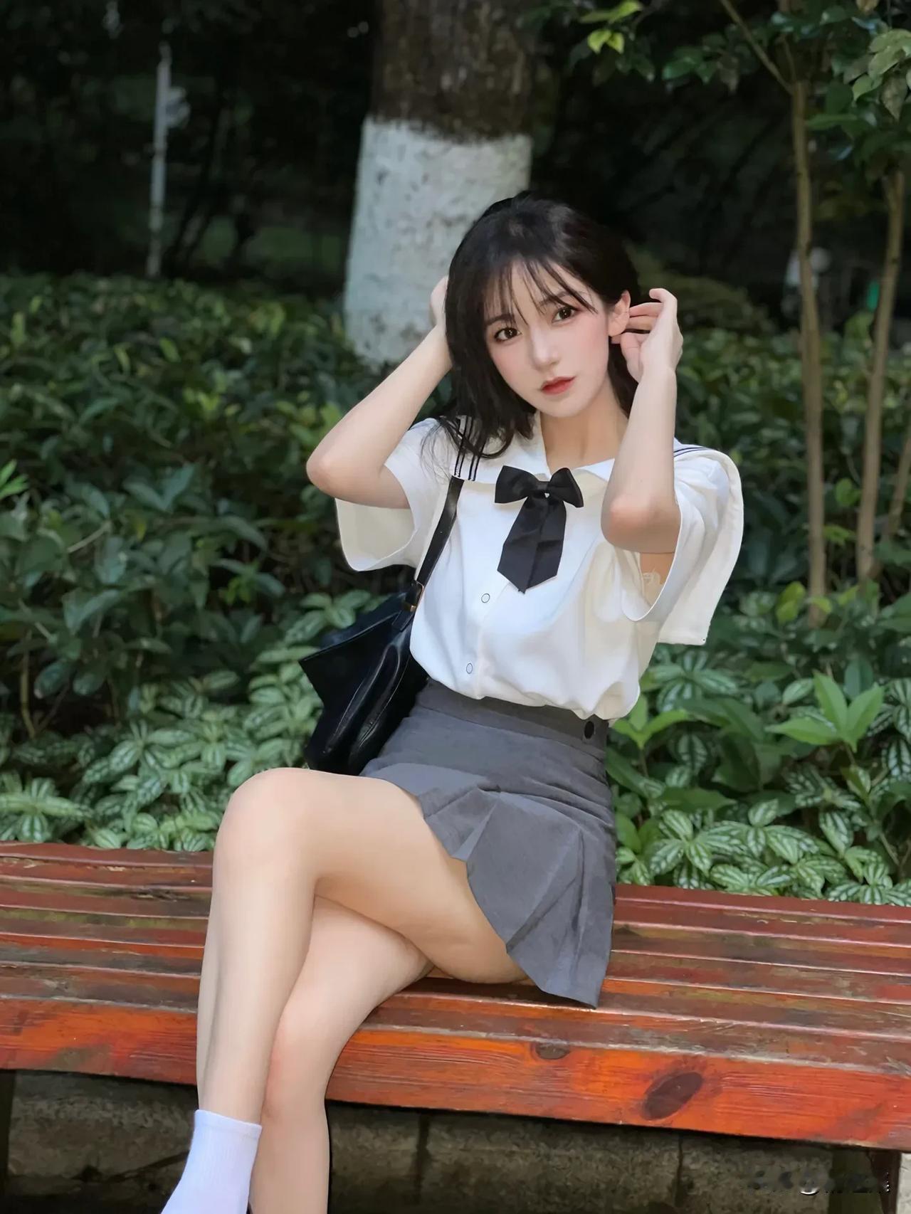 校园风少女，清新甜美，青春气息满满！💕
