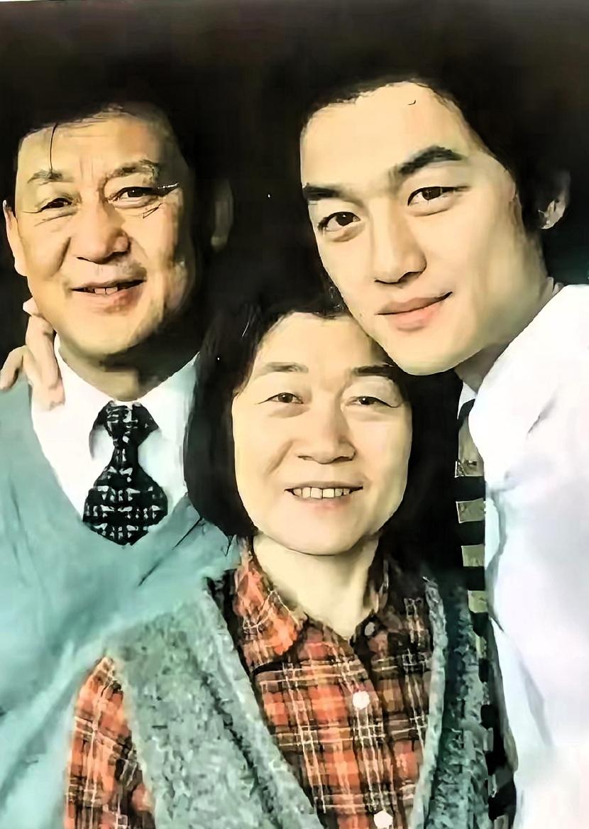 不查不知道，一查才发现，李亚鹏的母亲远比我们看到的更厉害！83岁高龄开车送儿