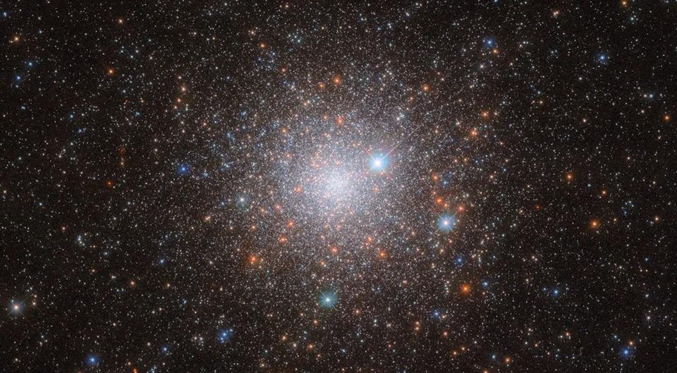 哈勃望远镜发现银河系时间胶囊这颗发光的星体不仅美丽，而且古老。哈勃的最新