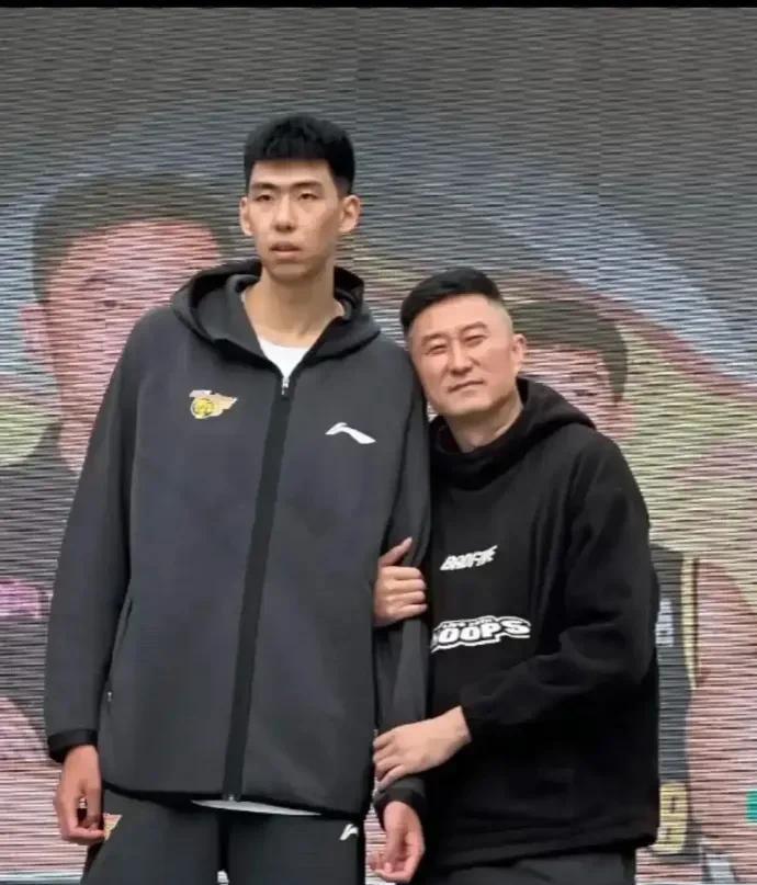 徐昕还有出头日吗？在跟杜锋顶嘴之后，很多人认为徐昕已经完了，因为以杜锋的性格，不