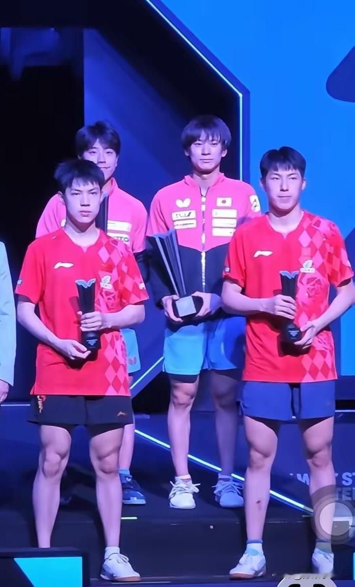 合影时，温瑞博全程不笑，还和黄友政拉开距离，被网友质疑和黄友政吵架了！这事发