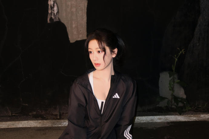 如果不是因为对阿迪的标熟悉，我以为是在推广内衣