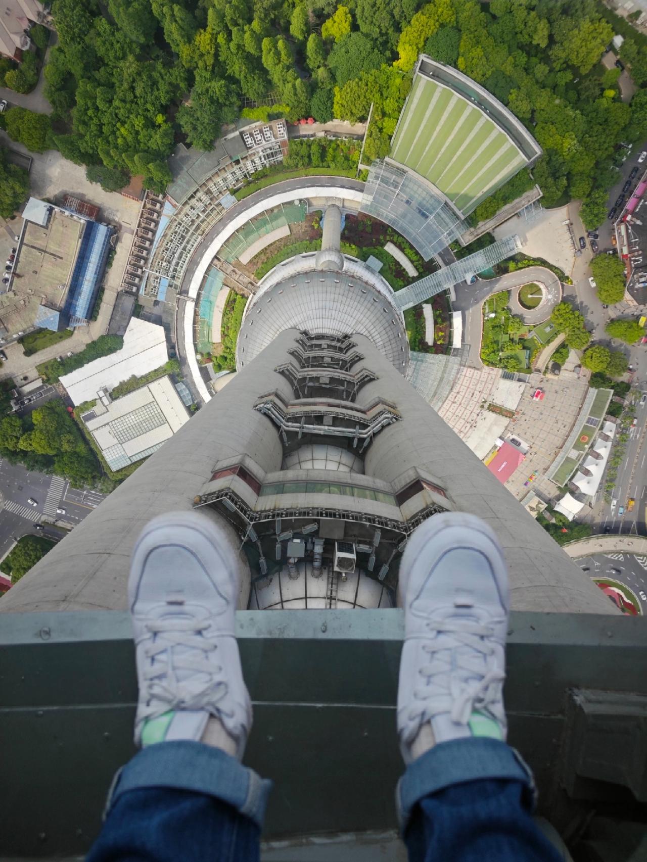 为啥有人自杀会选跳楼？其一，跳楼方便，纵身一跃，一了百了。其二，选择跳楼者不想