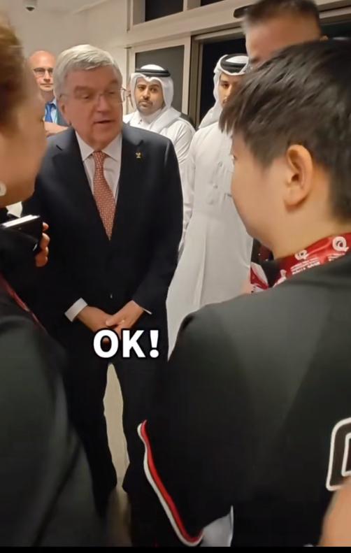 看网友问黑子们巴赫主席是什么圈[捂脸哭]我们和巴赫主席一个圈[呲牙笑]我跟巴赫一个