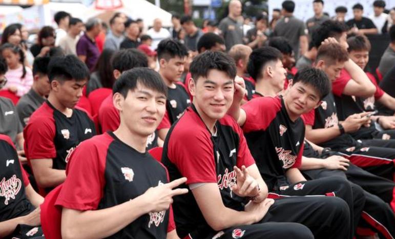 负债20亿拆队求生，广厦把位置让给了稠州，新赛季好戏开场这个夏天，广厦走了7