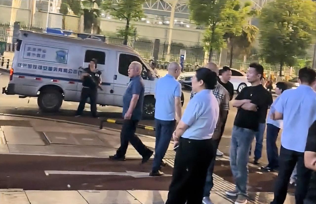 最新后续！现场监控来了银行否认要求客户亲自到场办理，同时也愿意提供上门服务，并