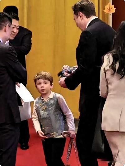 马斯克带着小儿子出现在人民大会堂，受到大家的赞美。要是我们普通人在出差的时候