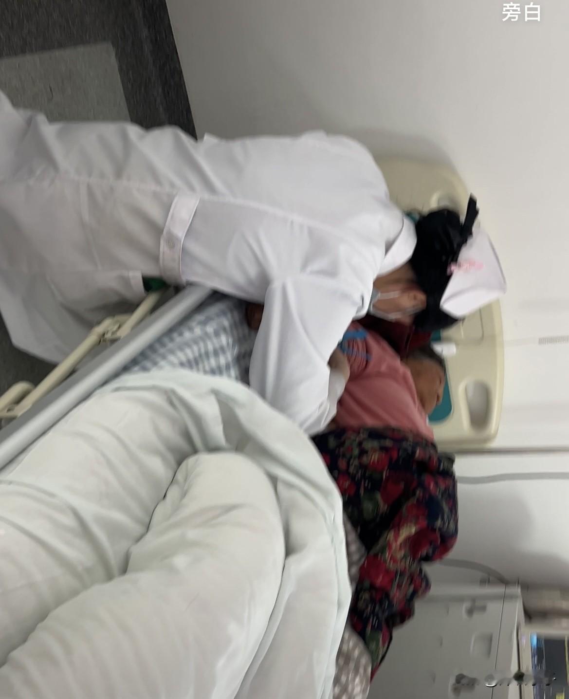 今天在医院陪护妈妈。再一次感叹医院的效率真的低下。昨天带的24小时心电图监测，今