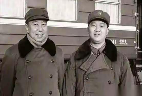 1981年，华国锋从最高位上退下来。按说，树倒猢狲散，人走茶就凉，人之常情。