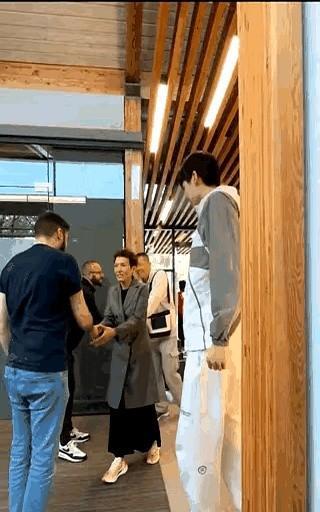 够敞亮！够潇洒！大方得体！杨瀚森抵达波特兰，受到热烈欢迎！小杨仪表堂堂，
