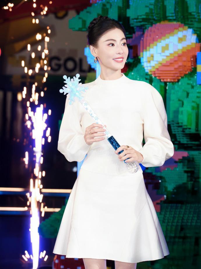 最近张柏芝在上海出席活动，她这回搭配了一身白色的衣服，整个人显得好年轻。张柏