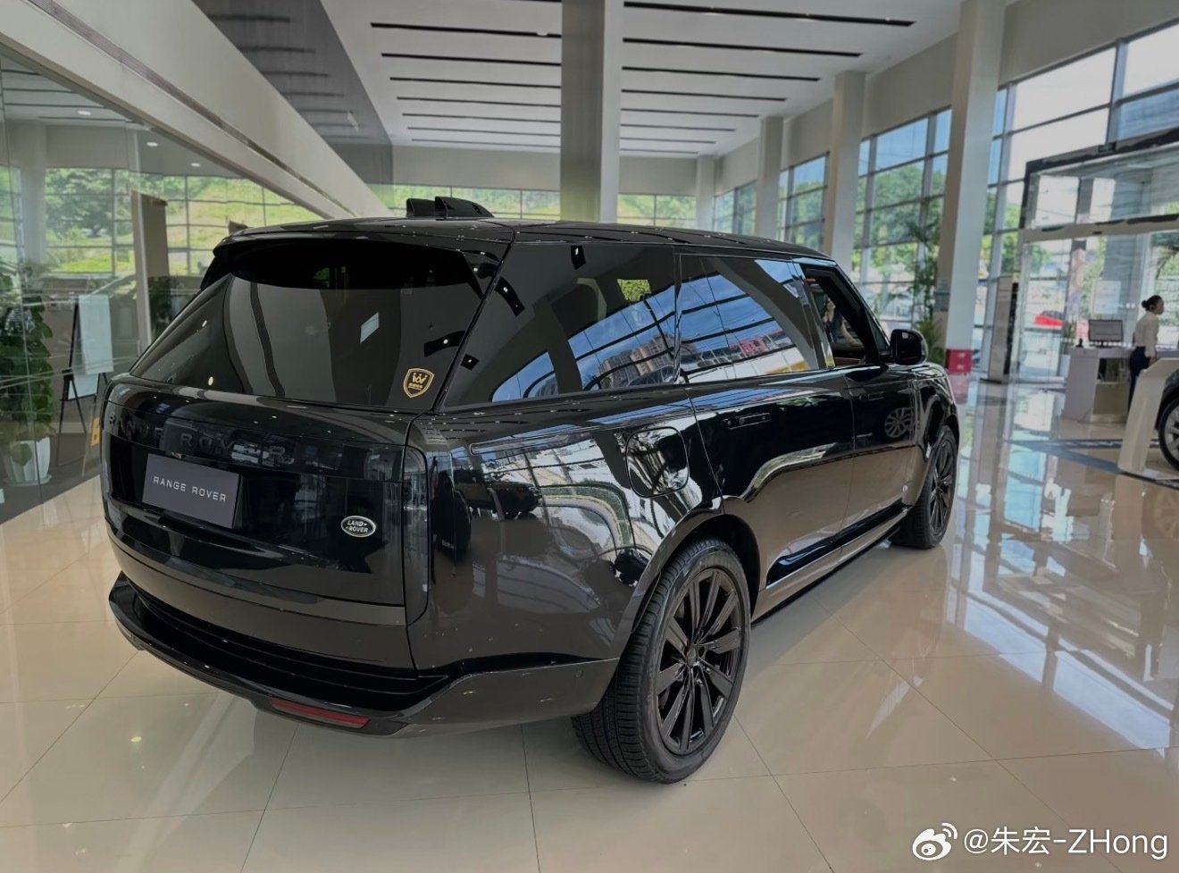 路虎揽胜黑骏版平移销售指导价1498000元全款裸车135.8万含豪车税店内保险平移销售黑骏版主要就