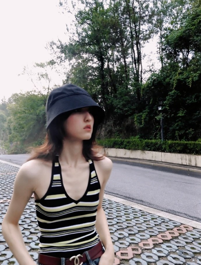张子枫怎么瘦成这样了张子枫最新路透直接看愣我！宽松休闲装下露出一截漂亮腹肌，整